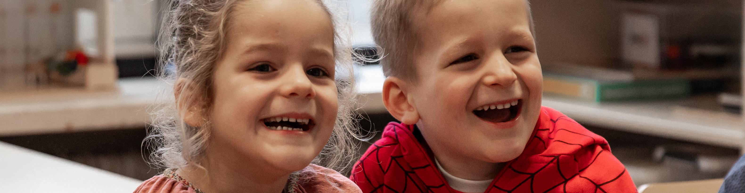 kind speelt met spel