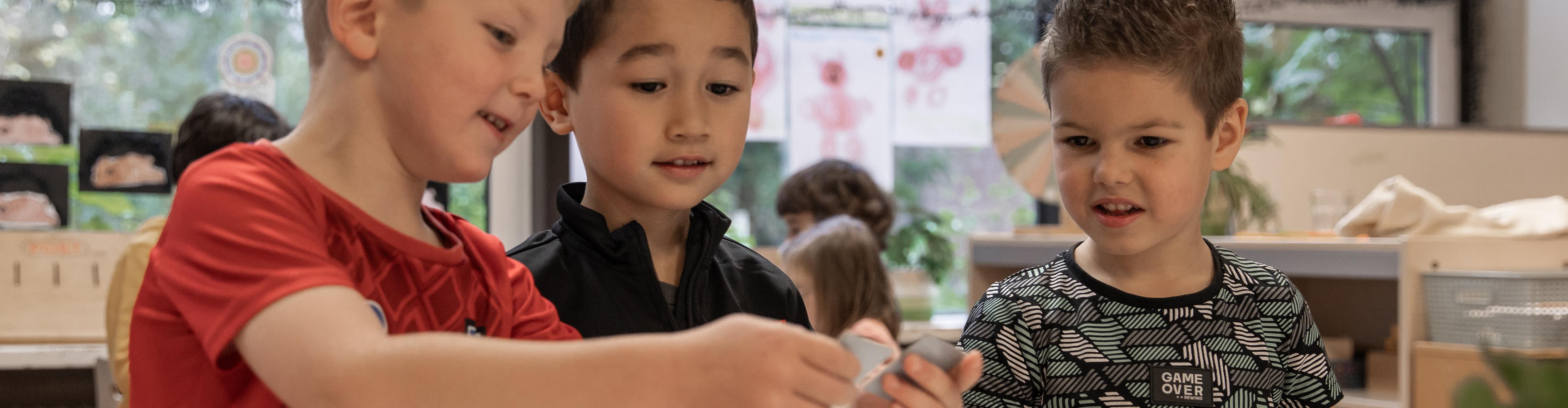 drie kinderen spelen memorie