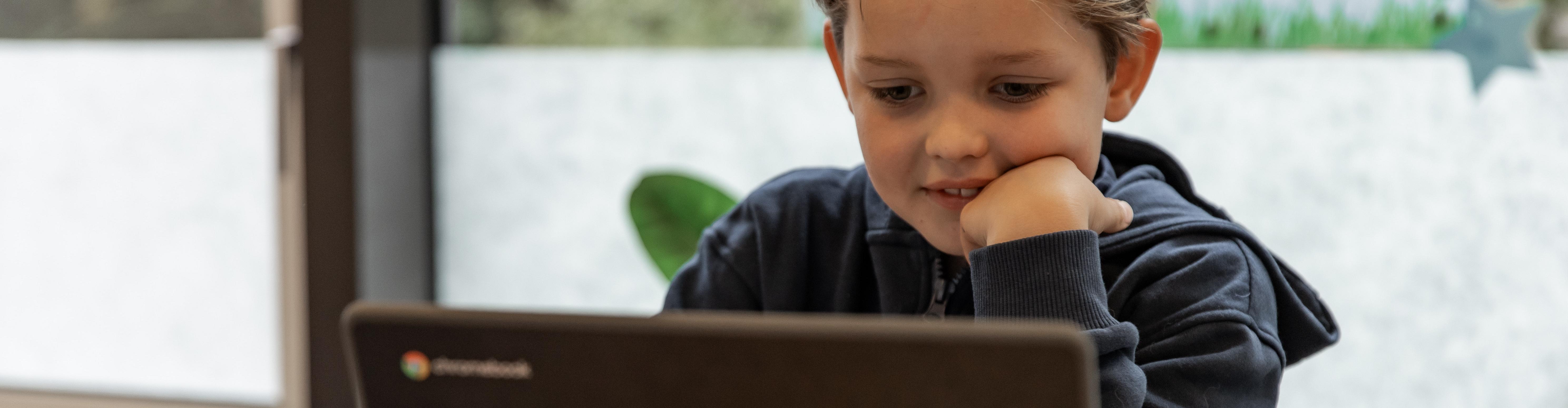 Kind werkt op chromebook basisschool Hoofddorp