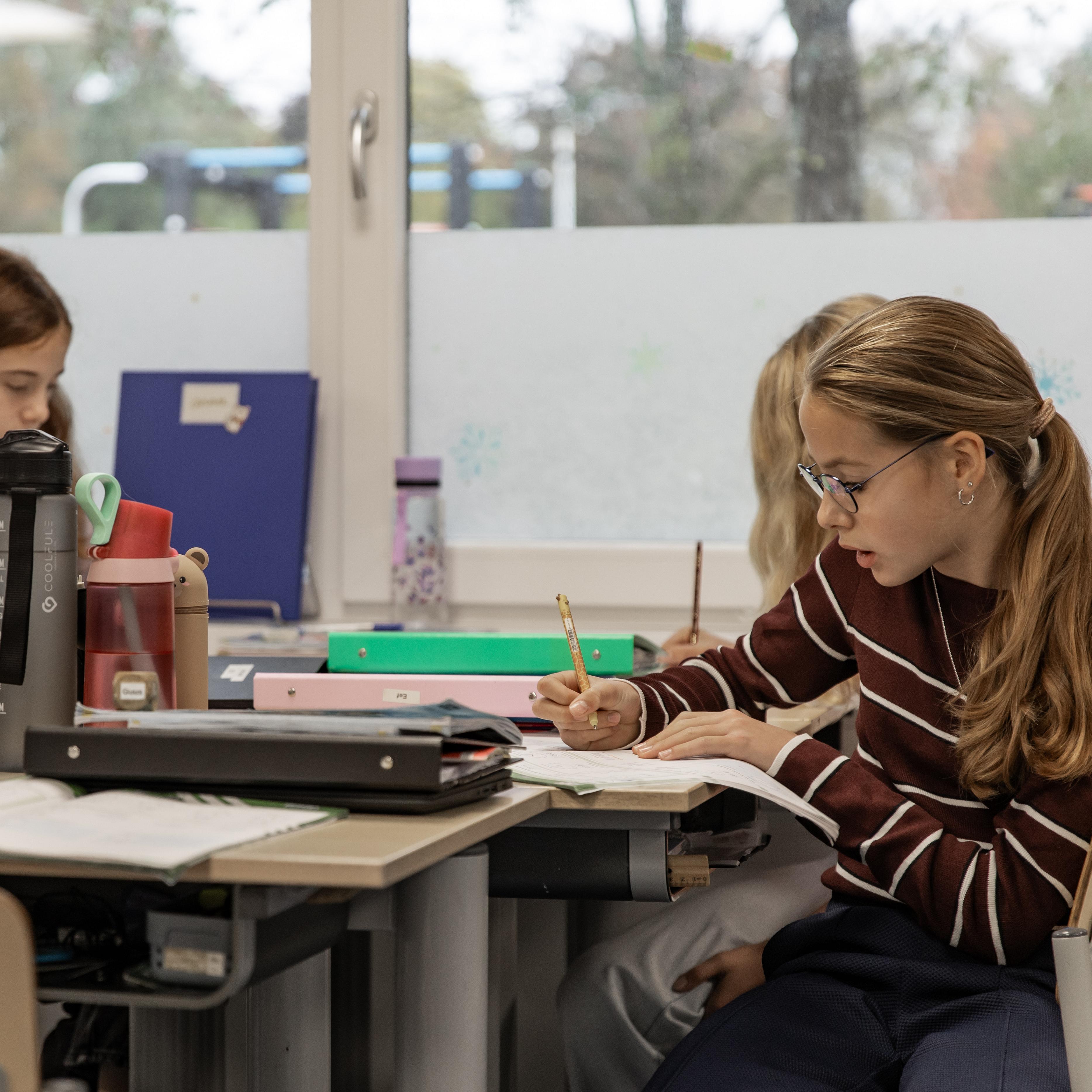 Leerling van basisschool Dik Trom aan het werk