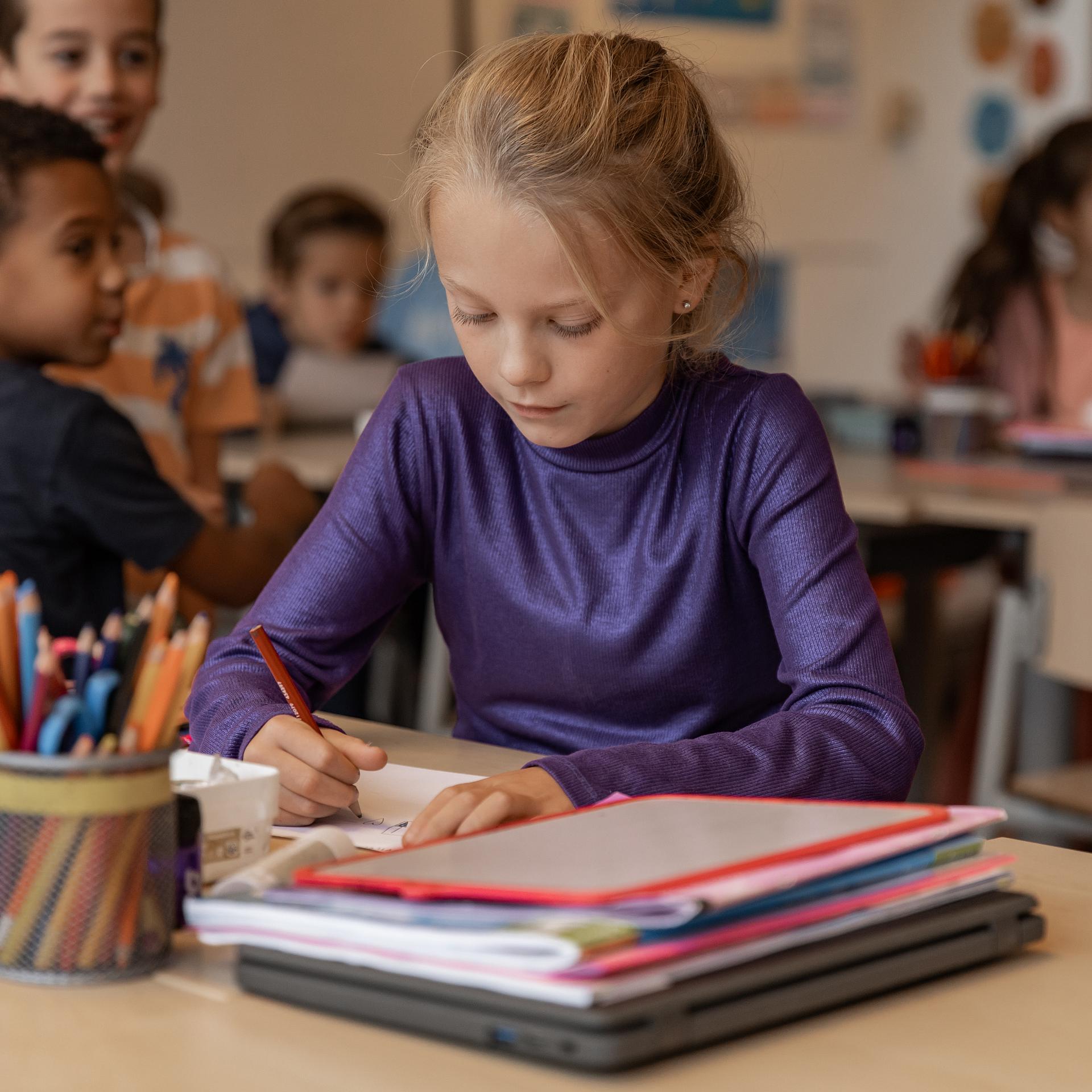 Meisje in klas aan het werk basisschool hoofddorp